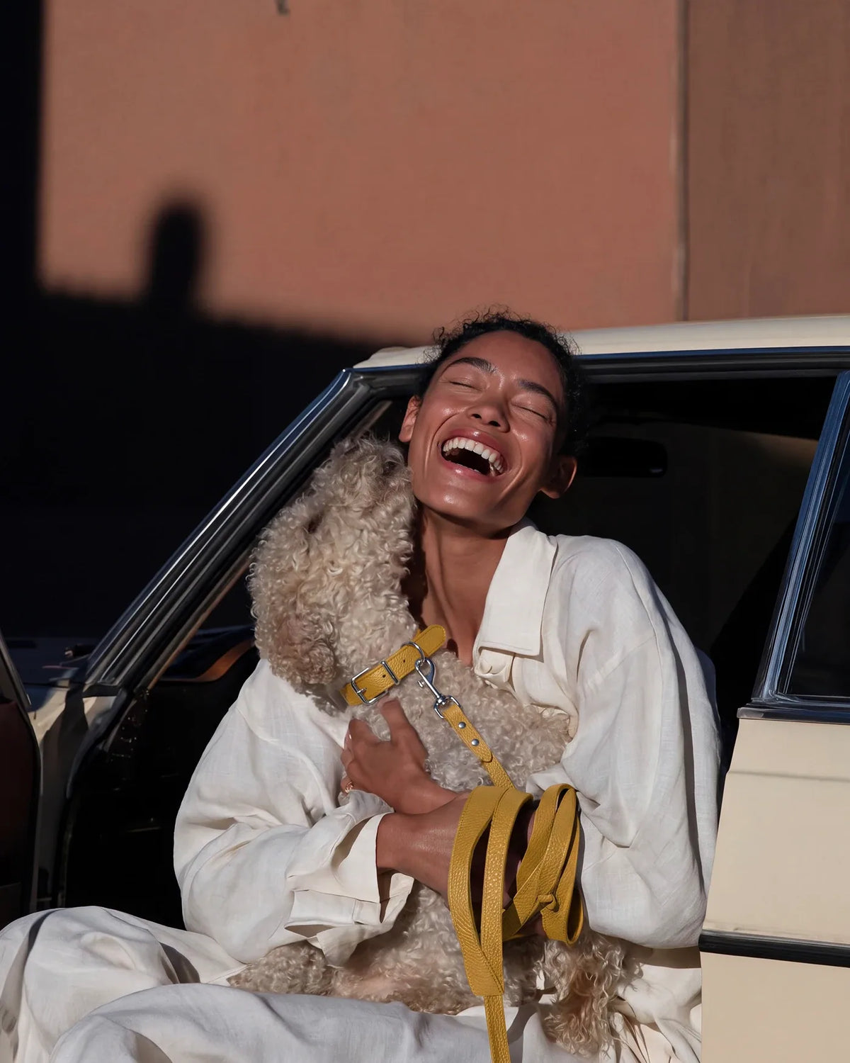 Frau lacht mit ihrem Hund